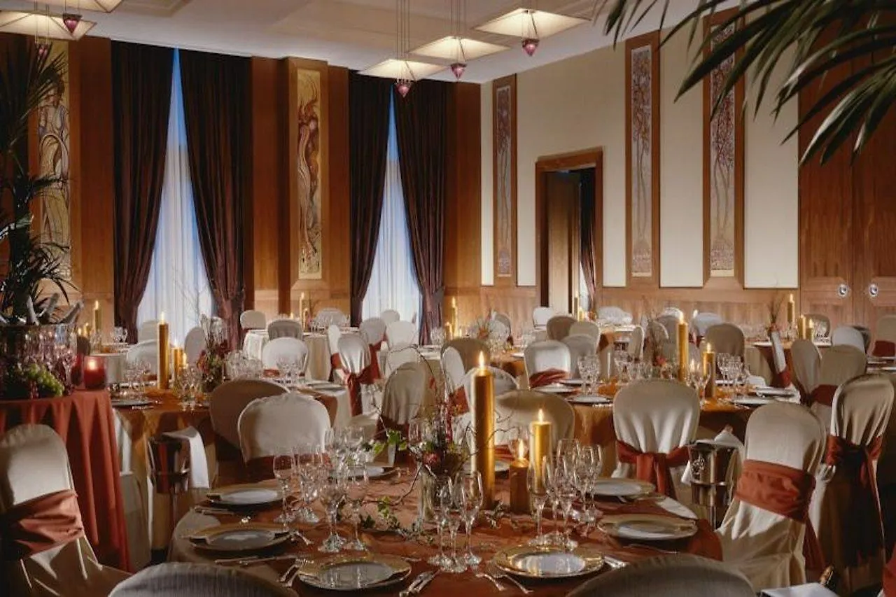 Canary Riverside Plaza Hotel London